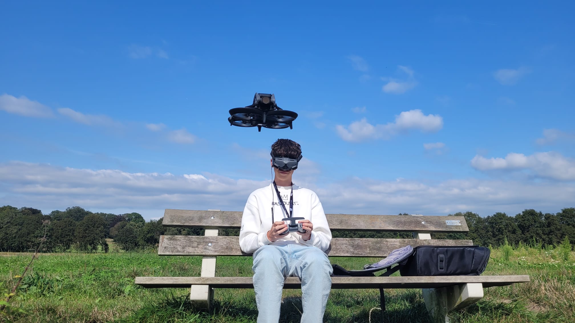 David van FPVvisie met FPV-bril en de drone in de lucht